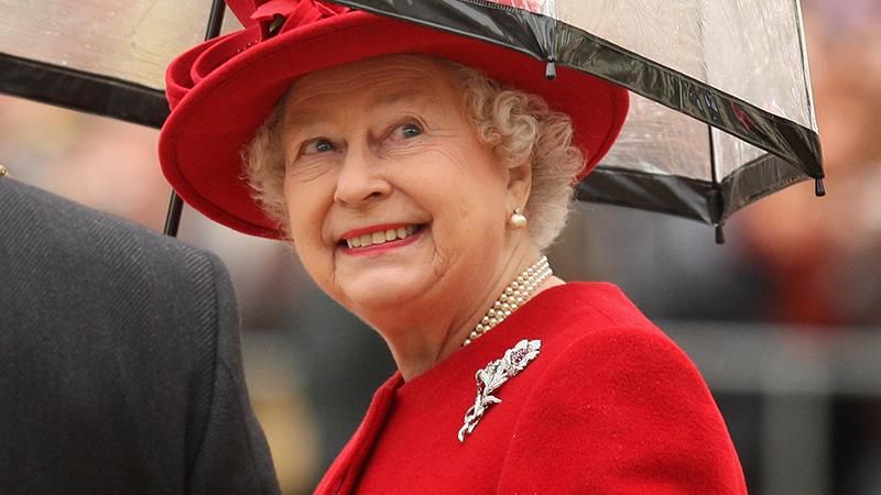 Королева Елизавета ІІ выбирает необычные зонты: яркая фотоподборка