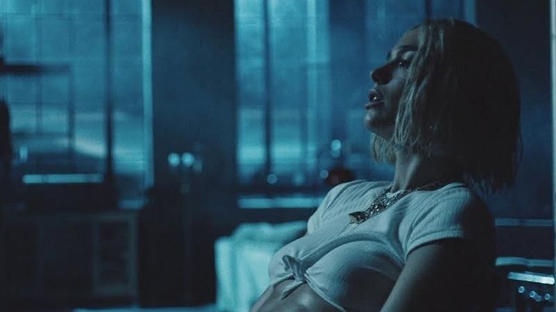 Дуа Липа примерила соблазнительное одеяние в новом клипе "Electricity": видео Дуа Липа примерила соблазнительное одеяние в новом клипе "Electricity": видео