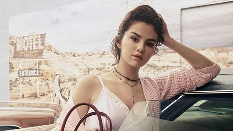 Селена Гомес надела платье с пикантным декольте: фото Селена Гомес надела платье с пикантным декольте: фото