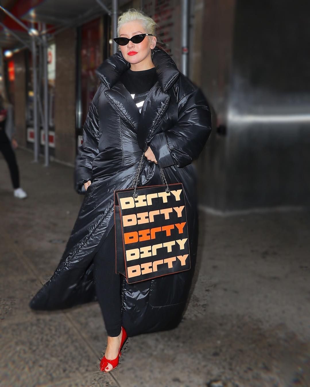 Кристина Агилера надела забавный пуховик, похожий спальный мешок Кристина Агилера надела забавный пуховик, похожий спальный мешок