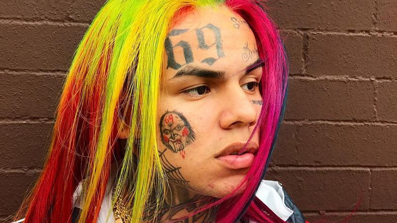 В Москве неизвестный напал на американского рэпера Tekashi: видео