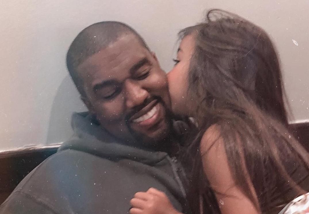 Дочь Ким Кардашян и Канье Уэста спела песню Дрейка: смешное видео Дочь Ким Кардашян и Канье Уэста спела песню Дрейка: смешное видео