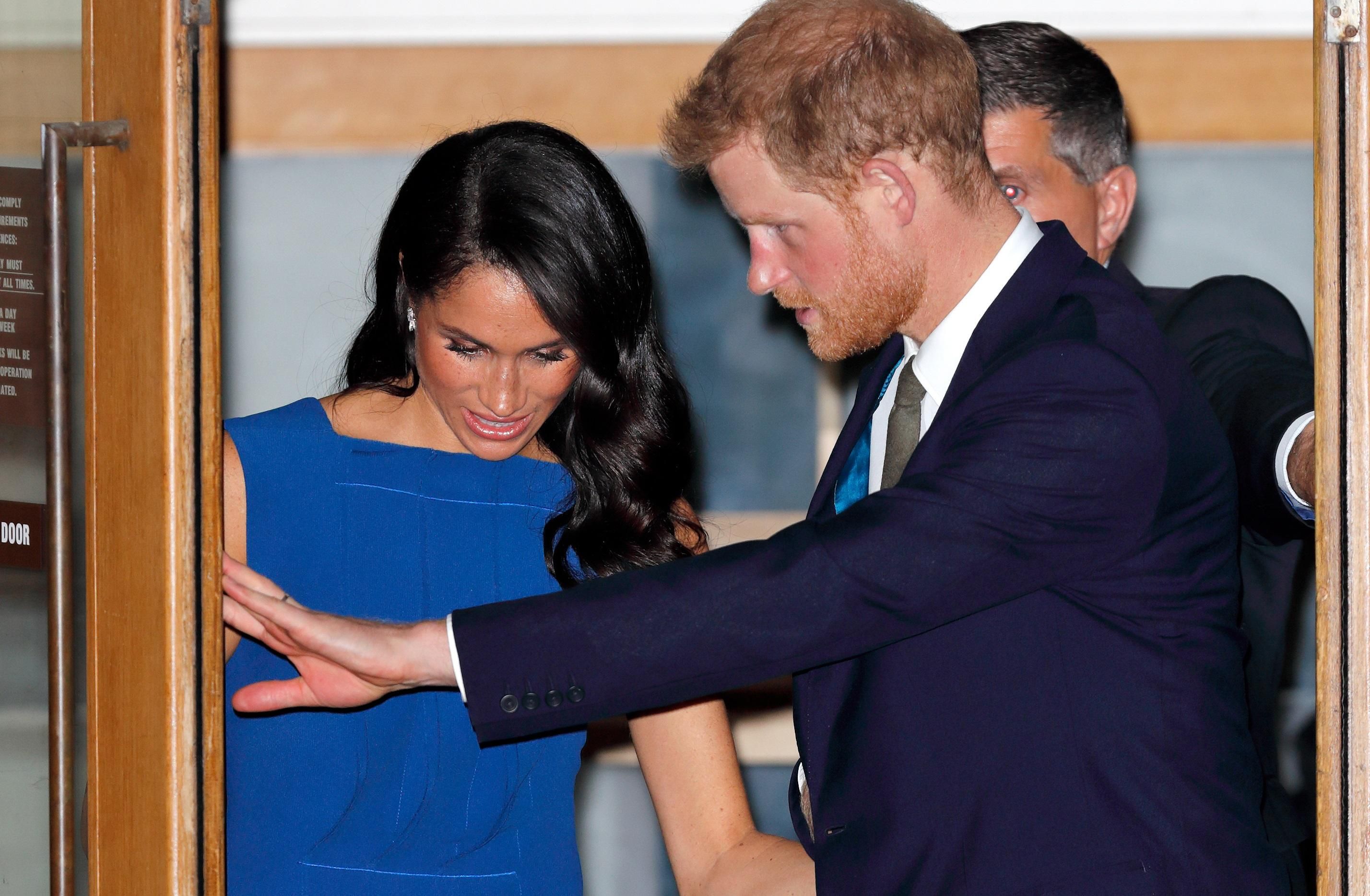 Почему принц Гарри перекручивает кольцо на пальце: неожиданное объяснение эксперта по фото