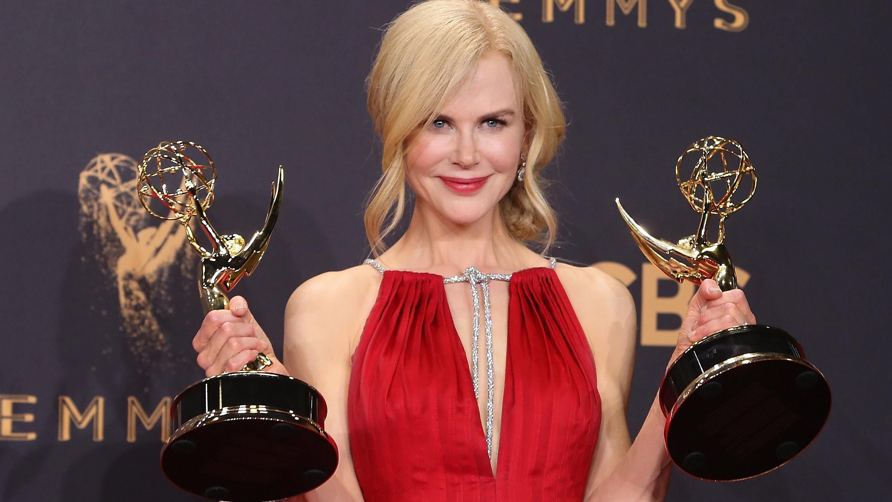 Найкращі сукні премії "Еммі" всіх часів: фотоогляд Найкращі сукні премії "Еммі" всіх часів: фотоогляд