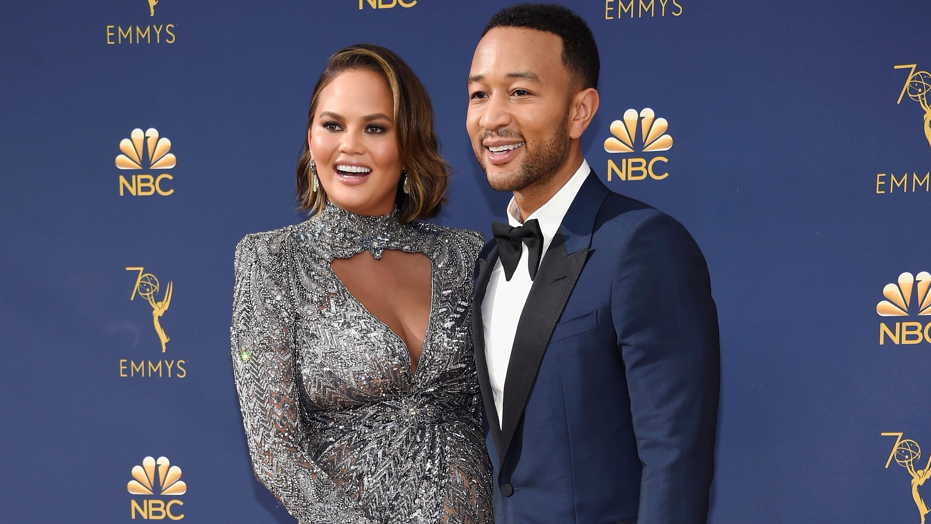 Зіркова матуся Кріссі Тейген показала апетитні форми на церемонії "Еммі" Зіркова матуся Кріссі Тейген показала апетитні форми на церемонії "Еммі"