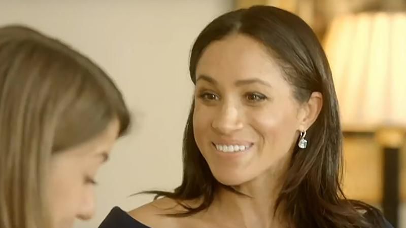 Меган Маркл едва не заплакала от вида своего свадебного платья: трогательное видео Меган Маркл едва не заплакала от вида своего свадебного платья: трогательное видео