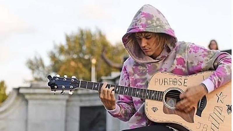Джастин Бибер спел песню для Хейли Болдуин посреди Лондона: волшебное видео