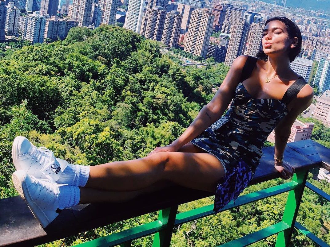 Дуа Ліпа засвітила стрункі ноги у сукні від українського дизайнера: фото Дуа Ліпа засвітила стрункі ноги у сукні від українського дизайнера: фото