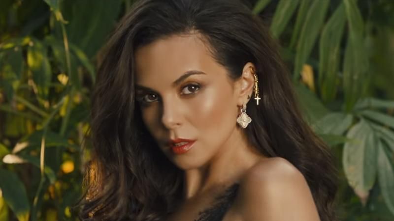 Настя Каменских примерила обольстительное платье в новом клипе: горячее видео Настя Каменских примерила обольстительное платье в новом клипе: горячее видео