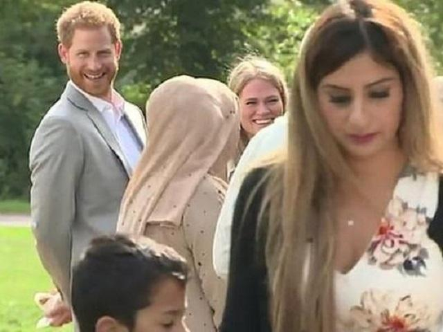 Принц Гарри тайком украл пирожки на презентации кулинарной книги Меган: курьезное видео