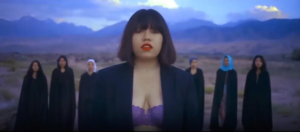 В Кыргызстане угрожают расправой 19-летней певице за клип в нижнем белье: видео