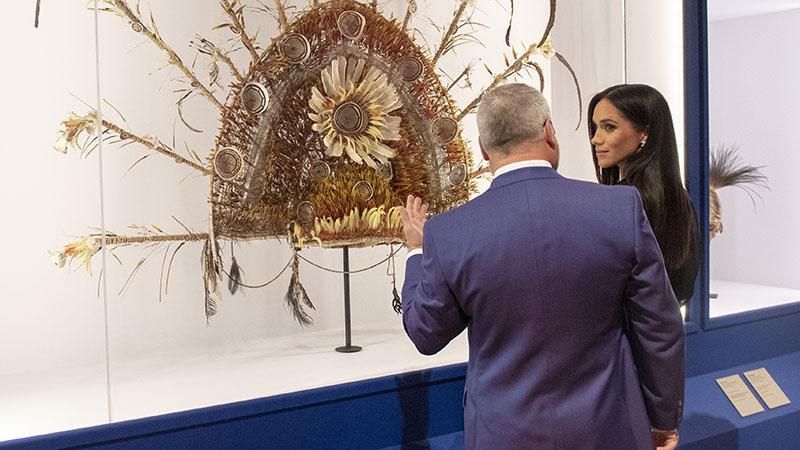 Меган Маркл смешно потерлась носом с участником светского мероприятия: фотофакт Меган Маркл смешно потерлась носом с участником светского мероприятия: фотофакт