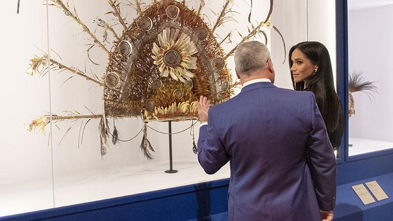 Меган Маркл смешно потерлась носом с участником светского мероприятия: фотофакт