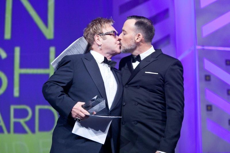 25 років разом: яка романтична традиція підігріває почуття Елтона Джона з чоловіком 25 років разом: яка романтична традиція підігріває почуття Елтона Джона з чоловіком