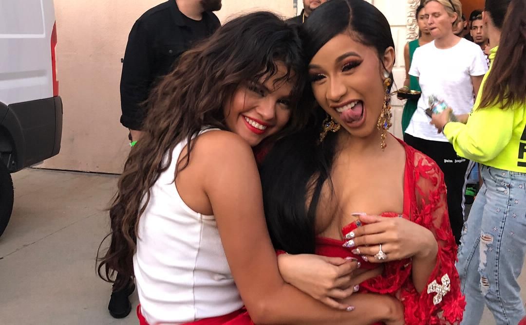 Селена Гомес и Cardi B выпустили новый испаноязычный хит Taki Taki Селена Гомес и Cardi B выпустили новый испаноязычный хит Taki Taki