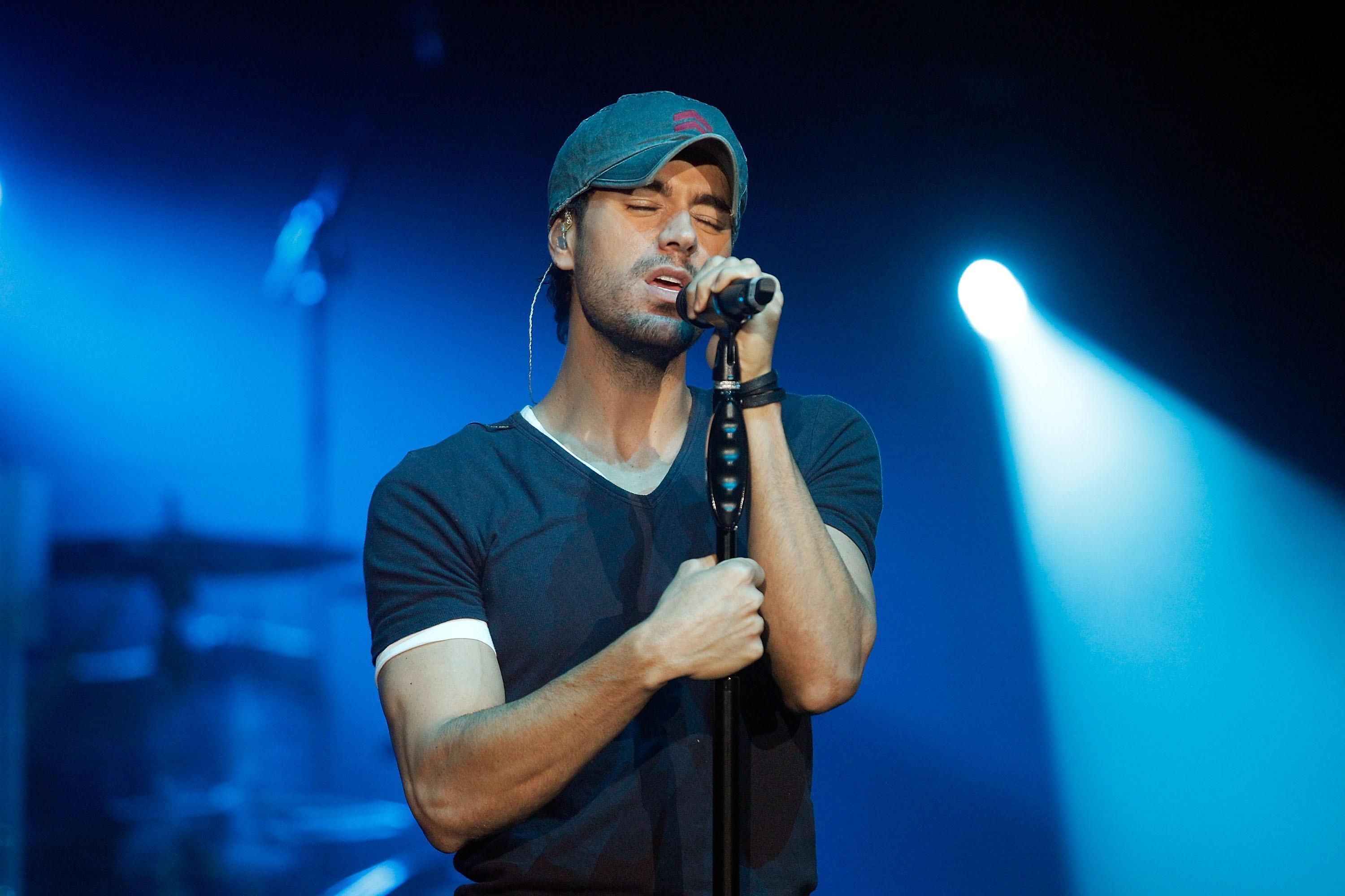 Фонограма, три години очікування і палкий поцілунок: Енріке Іглесіас відіграв концерт у Києві Фонограма, три години очікування і палкий поцілунок: Енріке Іглесіас відіграв концерт у Києві