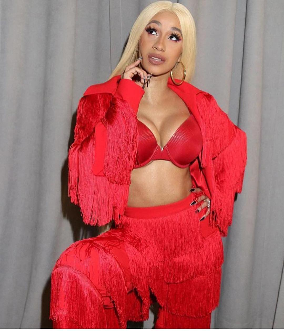 Певицу Cardi B привлекут к суду