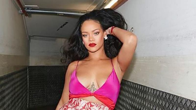 Рианна надела пикантное платье без нижнего белья: провокационные фото Рианна надела пикантное платье без нижнего белья: провокационные фото