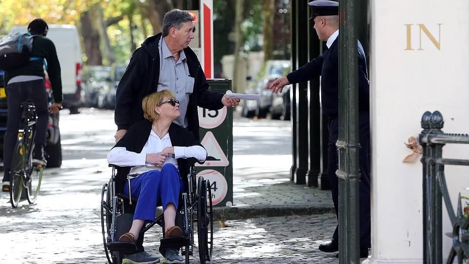 Сводную сестру Меган Маркл не пустили в Кенсингтонский дворец Сводную сестру Меган Маркл не пустили в Кенсингтонский дворец