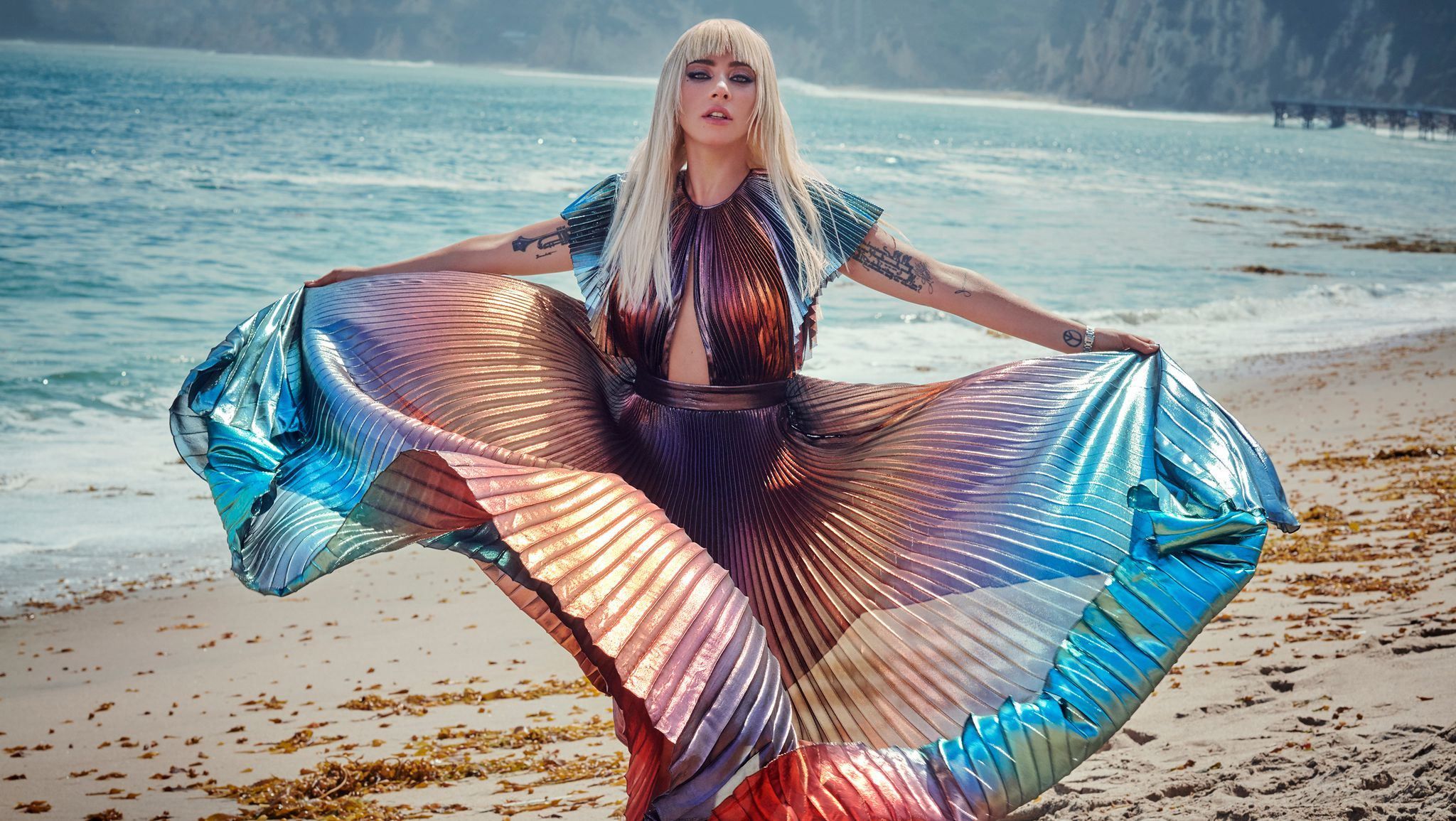 Леди Гага обнажила грудь и очаровала нежными образами в фотосете для Elle: фото