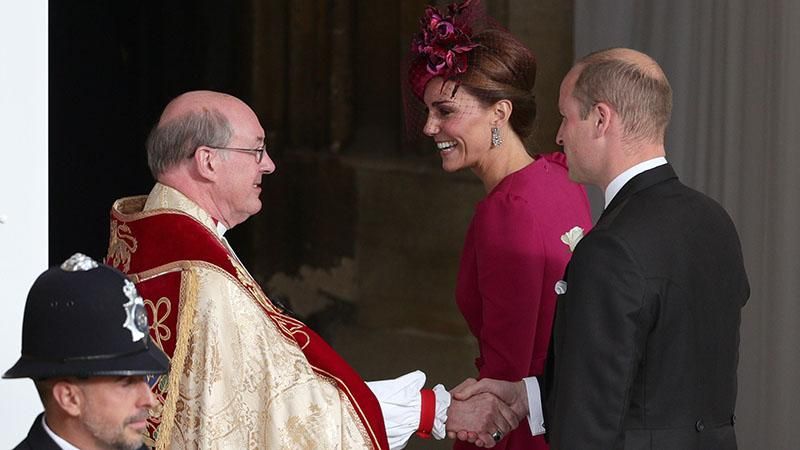 Кейт Міддлтон у яскравій сукні прийшла на королівське весілля: чарівні фото
