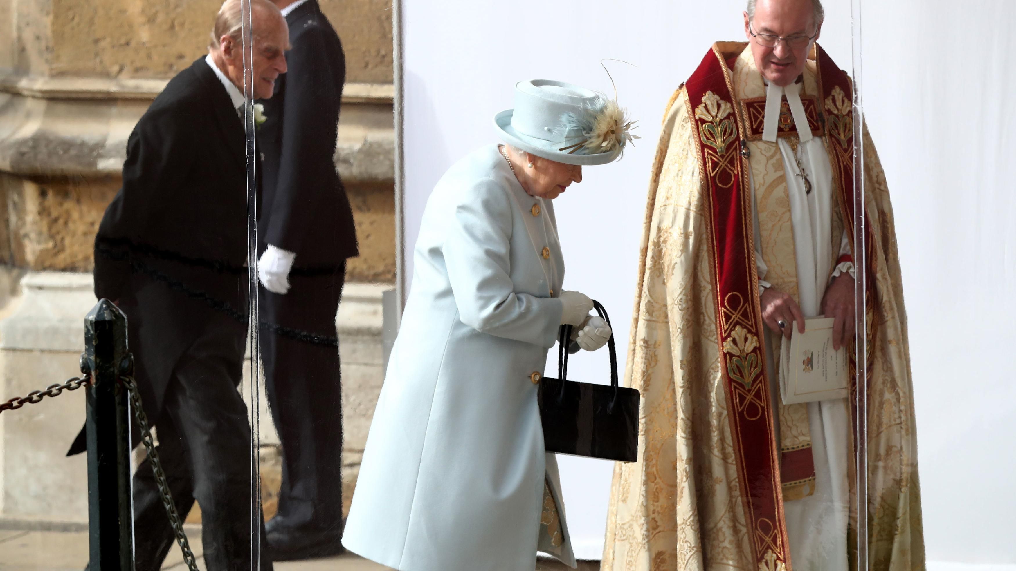 Королева Єлизавета II продемонструвала ніжний образ на весіллі внучки принцеси Євгенії Королева Єлизавета II продемонструвала ніжний образ на весіллі внучки принцеси Євгенії