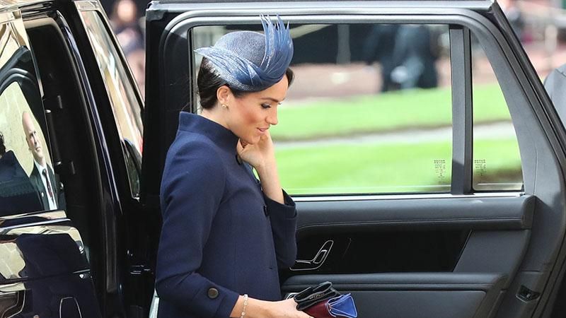 Образ Меган Маркл на королевской свадьбе спровоцировал слухи о ее беременности: фото