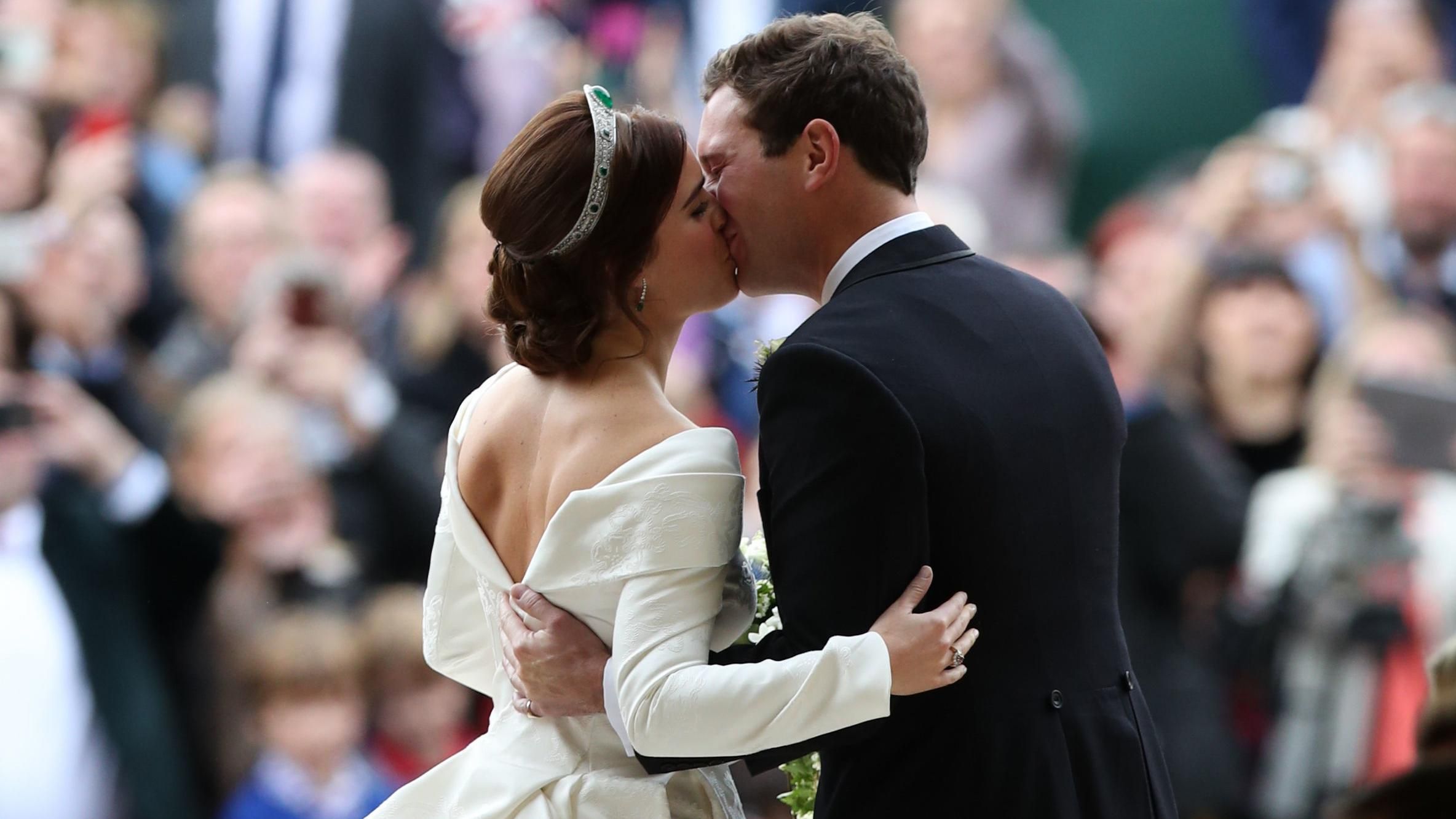 Принцеса Євгенія і Джек Бруксбенк одружились: фото першого поцілунку