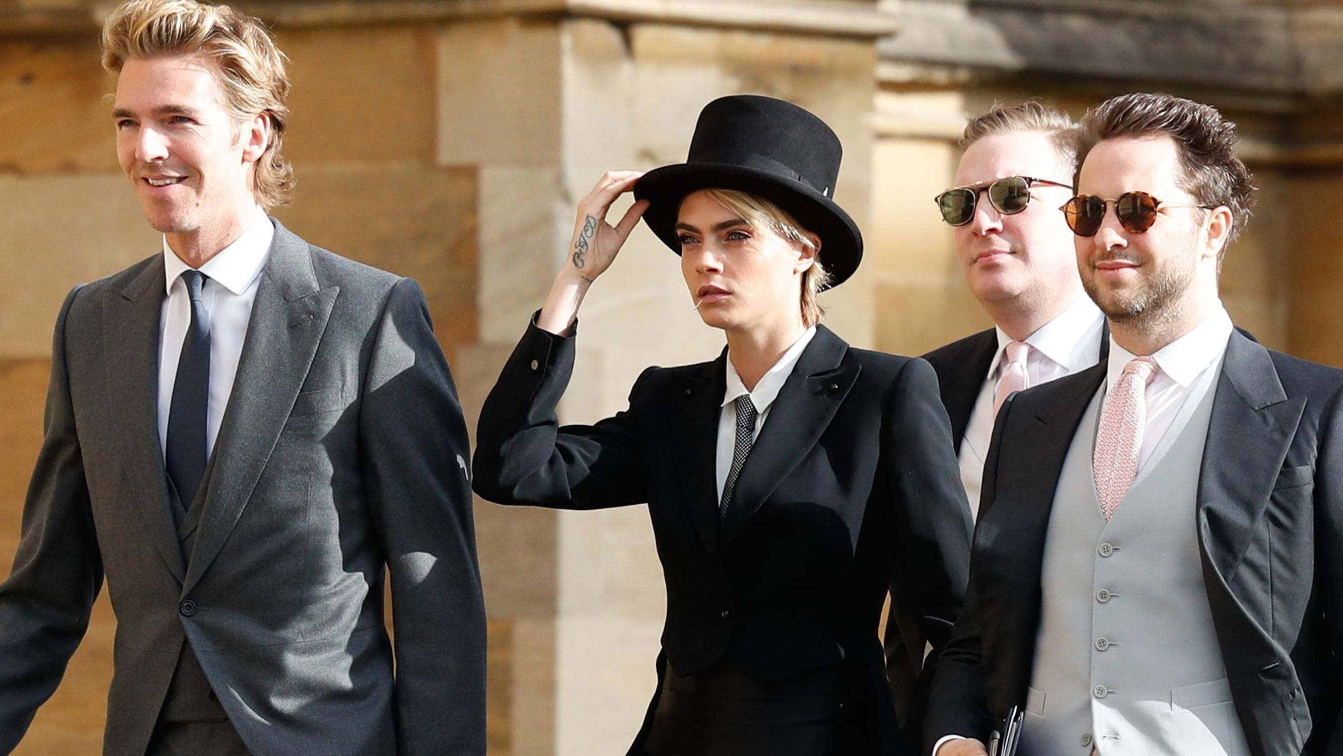 Кара Делевінь спровокувала фурор своїм чоловічим образом на весіллі принцеси Євгенії Кара Делевінь спровокувала фурор своїм чоловічим образом на весіллі принцеси Євгенії