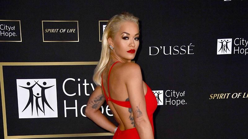 Певица Рита Ора похвасталась стройной фигурой в красном платье: эффектные фото Певица Рита Ора похвасталась стройной фигурой в красном платье: эффектные фото