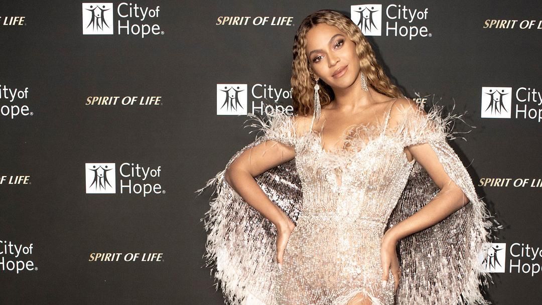 Бейонсе засвітила пікантні фото в розкішних сукнях на благодійному вечорі Бейонсе засвітила пікантні фото в розкішних сукнях на благодійному вечорі