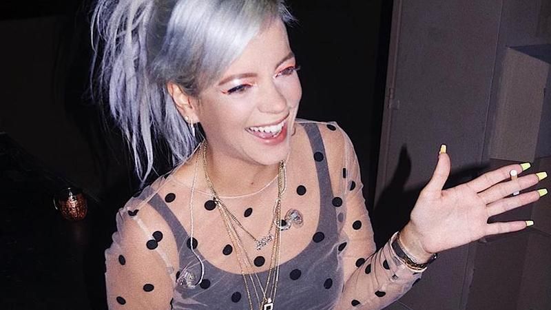 Певица Лили Аллен засветила обнаженную грудь перед фанатами: фото 18+ Певица Лили Аллен засветила обнаженную грудь перед фанатами: фото 18+