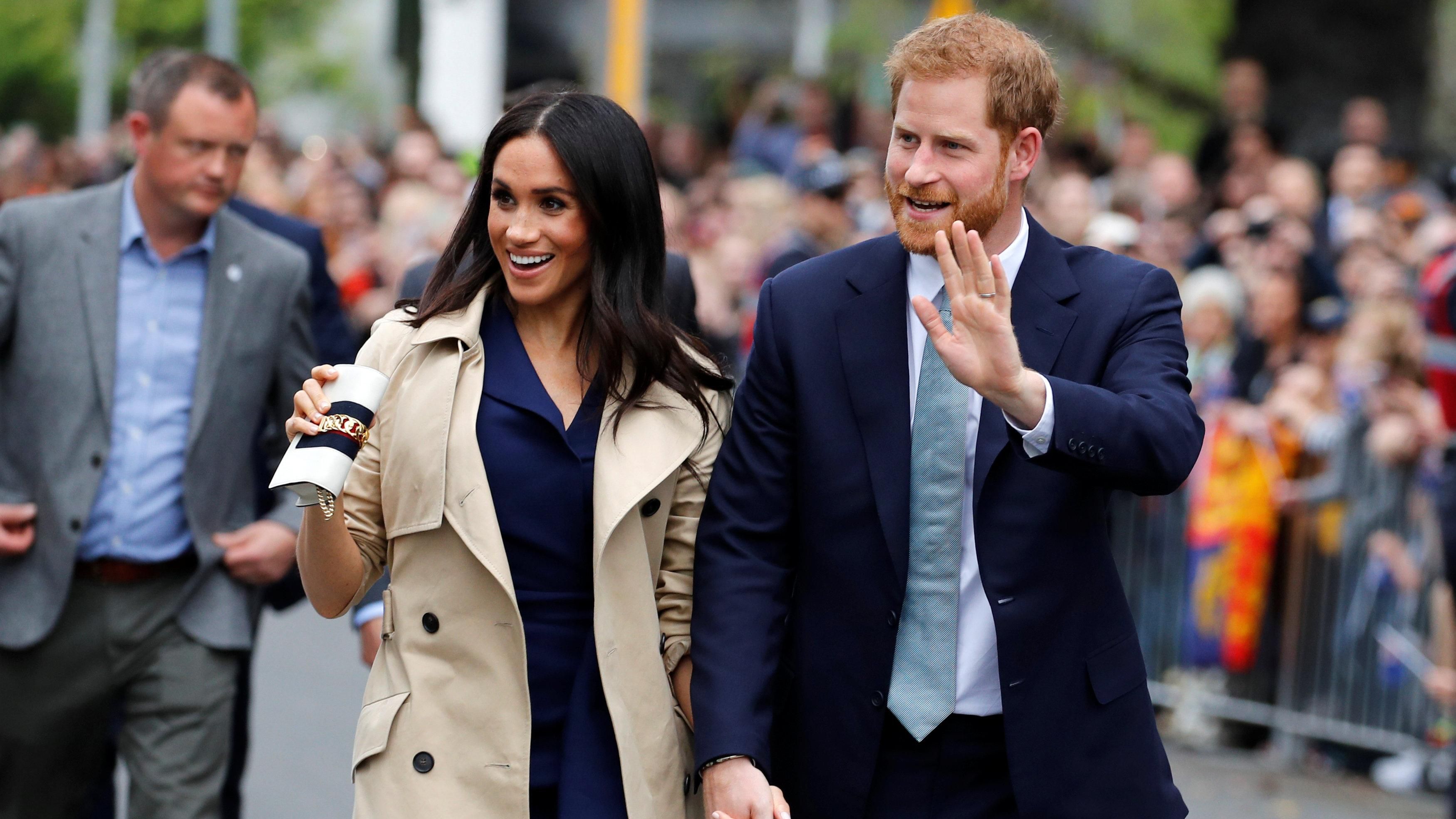 В тренчі і синій сукні: вагітна Меган Маркл приміряла елегантний образ в Мельбурні В тренчі і синій сукні: вагітна Меган Маркл приміряла елегантний образ в Мельбурні