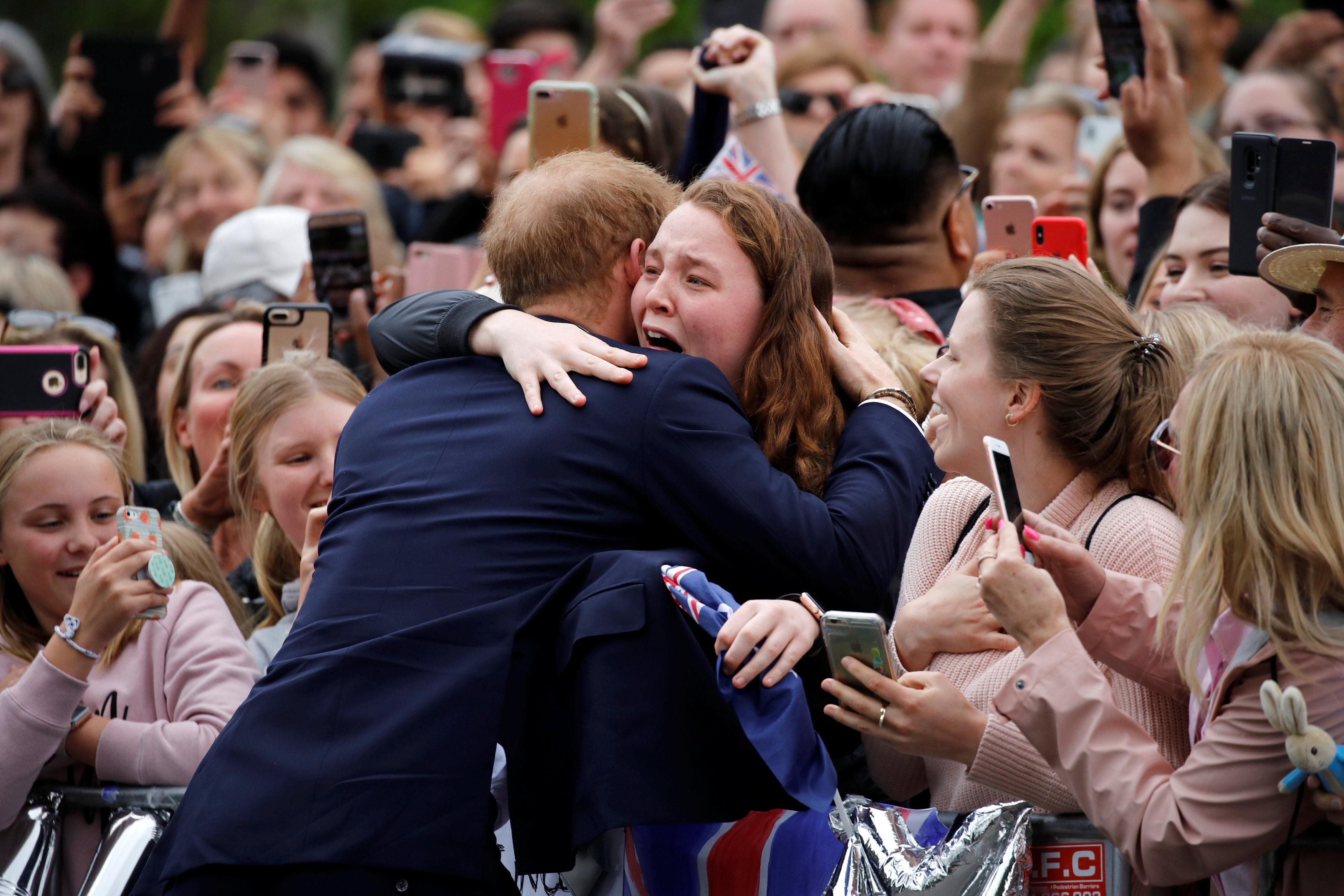 Принц Гарри довел поклонницу до слез: трогательное видео
