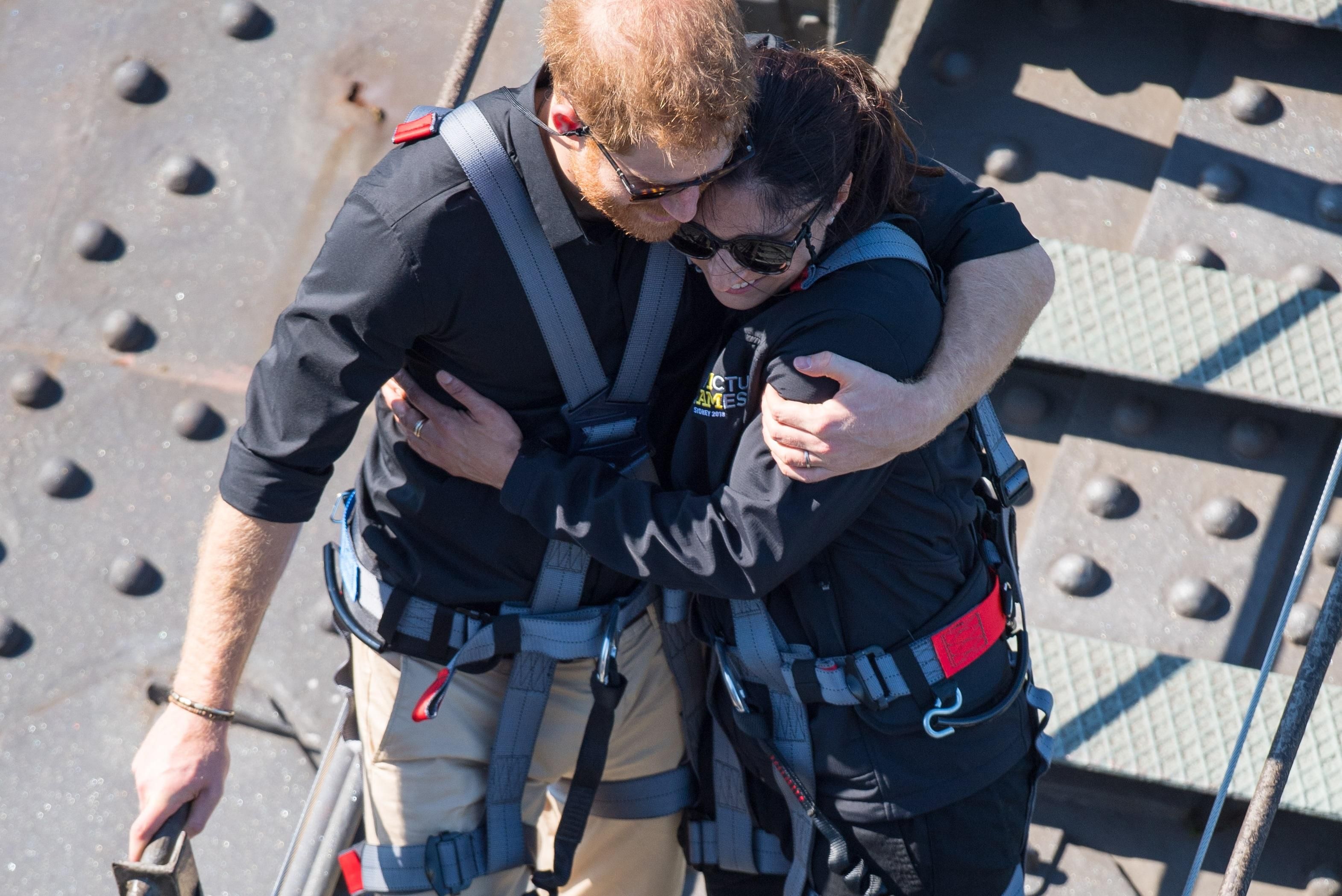 Без Меган Маркл: принц Гаррі пригорнув альпіністку на мості у Сіднеї
