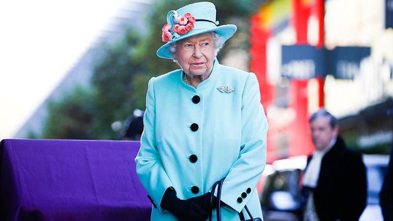 Єлизавета ІІ у чарівному вбранні відвідала торговельний центр: фото