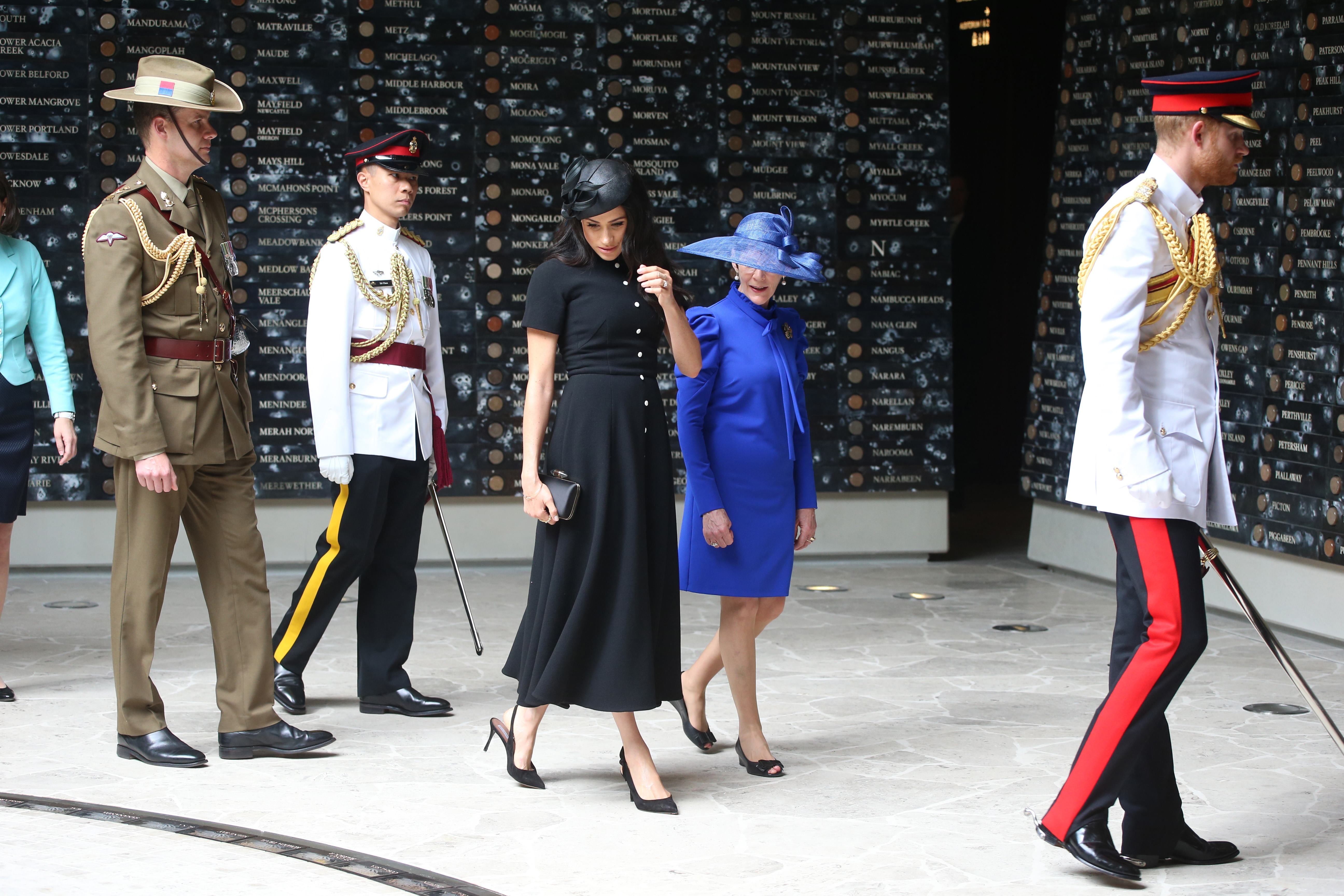 Total black: Меган Маркл продемонстрировала стильный наряд в Сиднее Total black: Меган Маркл продемонстрировала стильный наряд в Сиднее