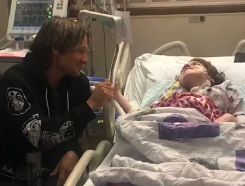 Кіт Урбан заспівав важкохворій дівчині у госпісі: відео Кіт Урбан заспівав важкохворій дівчині у госпісі: відео