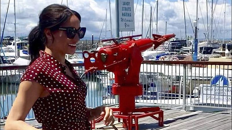 Меган Маркл в романтическом образе устроила морскую прогулку