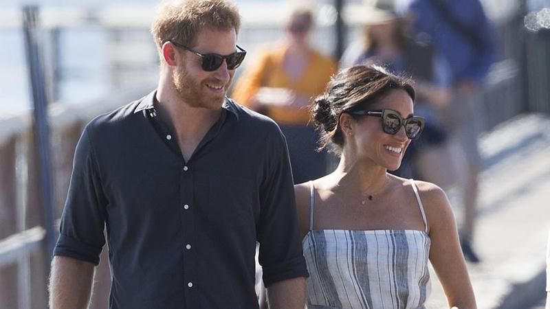 Меган Маркл підкреслила округлий живіт сукнею з розрізом: фото Меган Маркл підкреслила округлий живіт сукнею з розрізом: фото