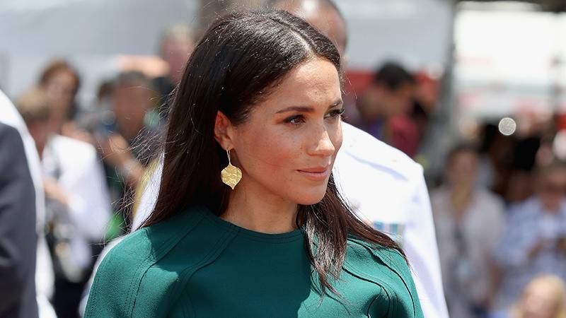 Меган Маркл в элегантном платье торжественно попрощалась с Фиджи: очаровательные фото Меган Маркл в элегантном платье торжественно попрощалась с Фиджи: очаровательные фото