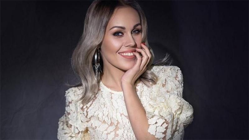 Співачка Alyosha похизувалась стрункою фігурою в новому кліпі: відео Співачка Alyosha похизувалась стрункою фігурою в новому кліпі: відео