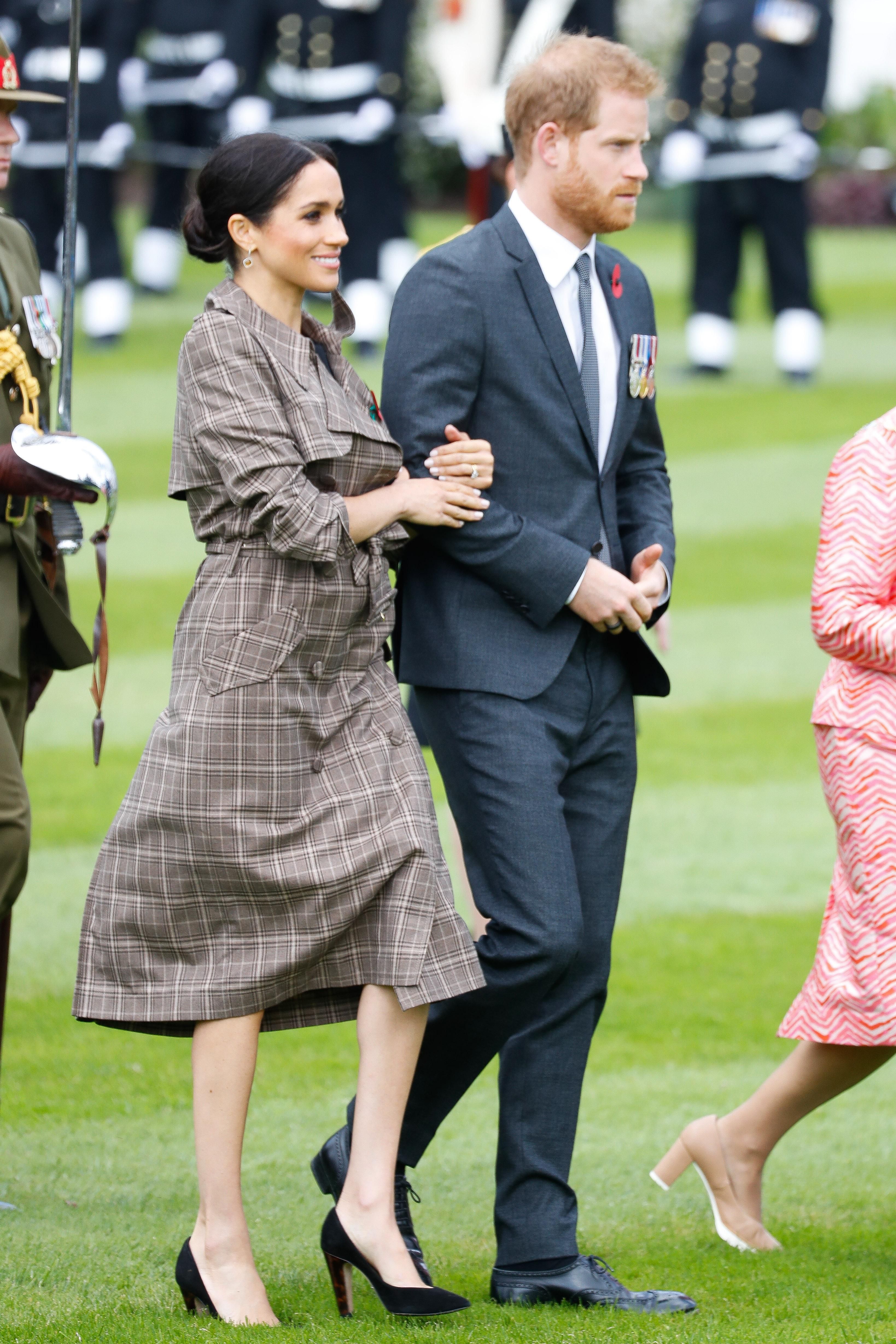 У бюджетній міні-сукні: Меган Маркл прибула у Нову Зеландію і взяла участь у традиційних обрядах