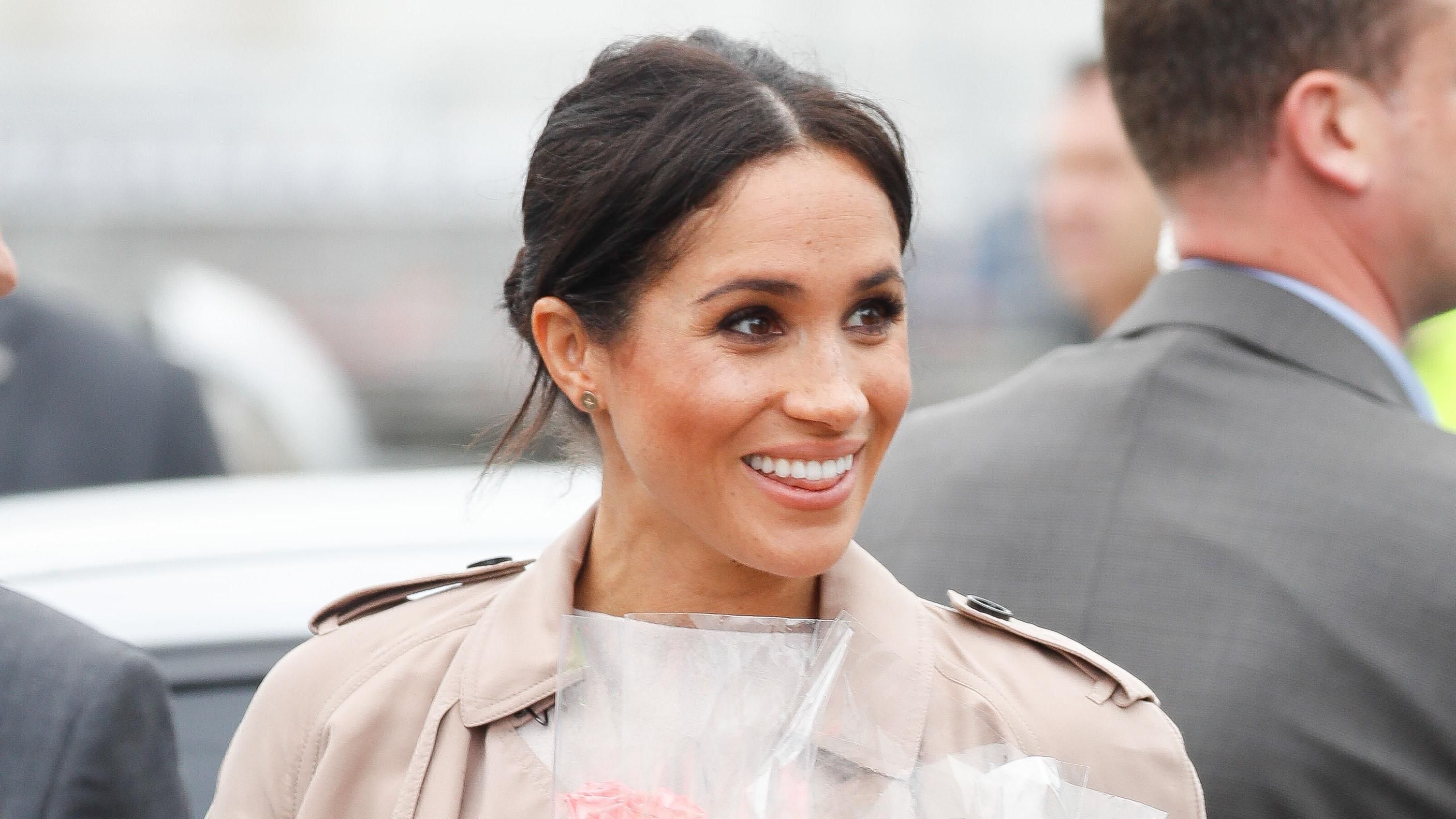 Беременная Меган Маркл одела элегантное приталенное платье: эффектные фото Беременная Меган Маркл одела элегантное приталенное платье: эффектные фото