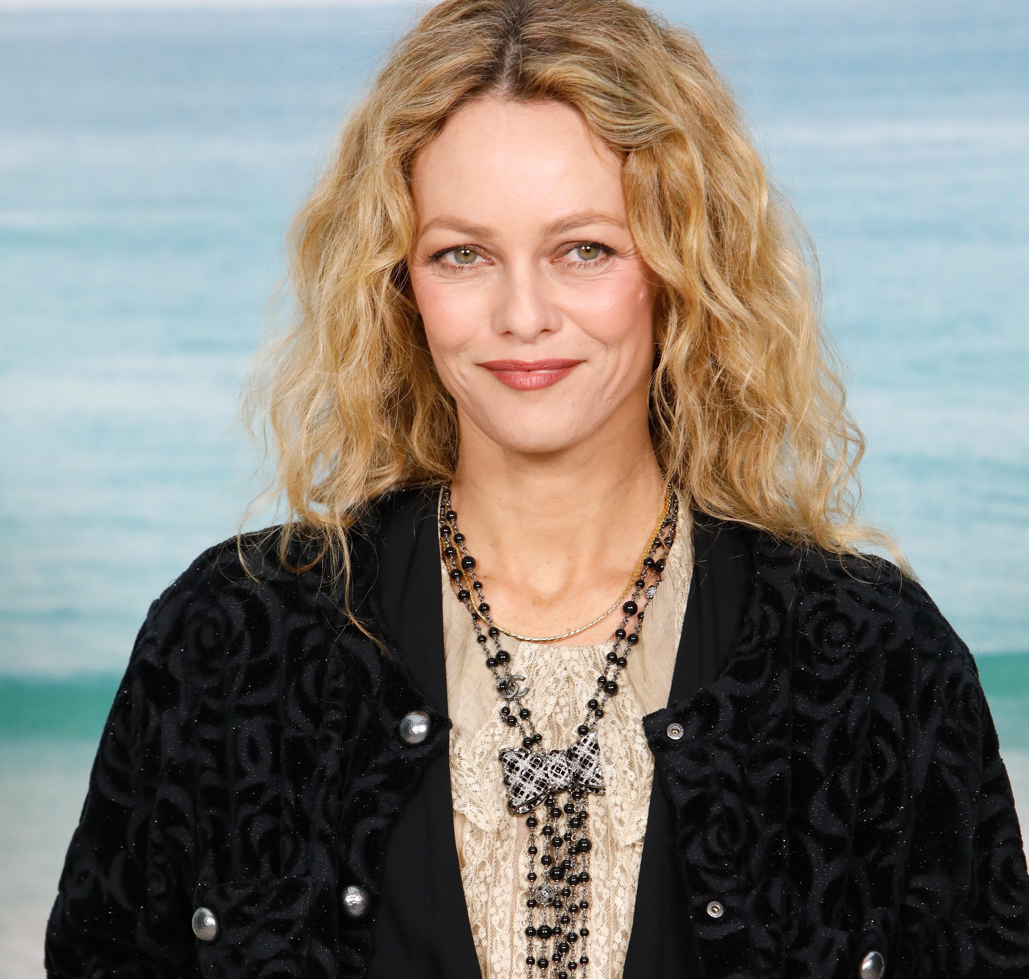 У романтичній сукні Chanel: Ванесса Параді презентувала новий кліп У романтичній сукні Chanel: Ванесса Параді презентувала новий кліп