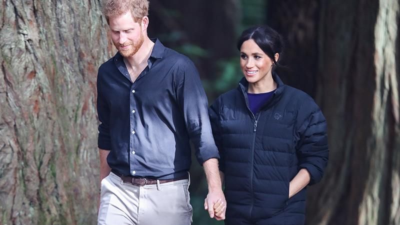 Меган Маркл і принц Гаррі прогулялися лісом, ніжно тримаючись за руки: фото Меган Маркл і принц Гаррі прогулялися лісом, ніжно тримаючись за руки: фото