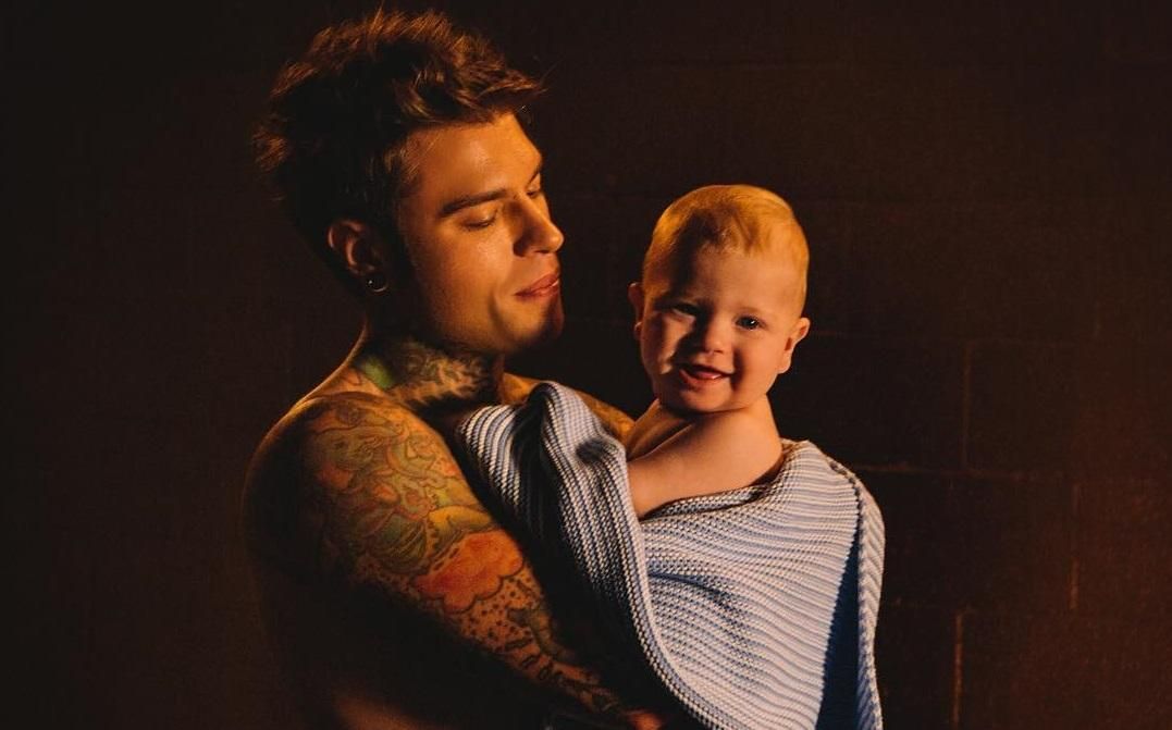 Татова любов: чоловік К'яри Ферраньї присвятив пісню 7-місячному синові – зворушливе відео Татова любов: чоловік К'яри Ферраньї присвятив пісню 7-місячному синові – зворушливе відео