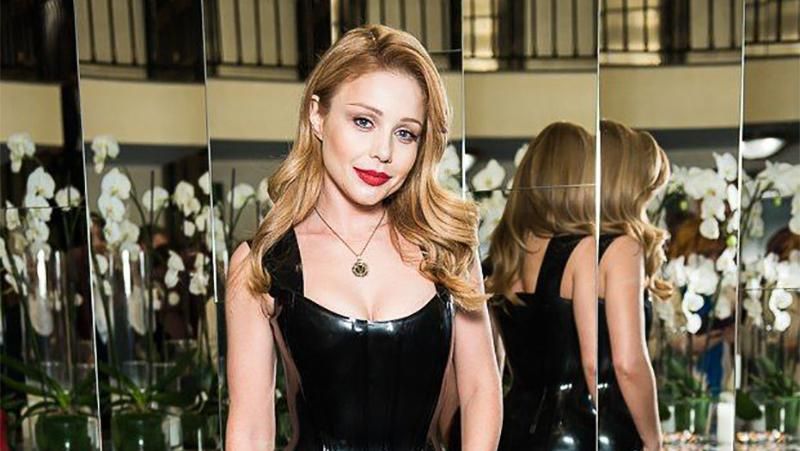 Тина Кароль похвасталась стройной фигурой в приталенном платье: фото Тина Кароль похвасталась стройной фигурой в приталенном платье: фото