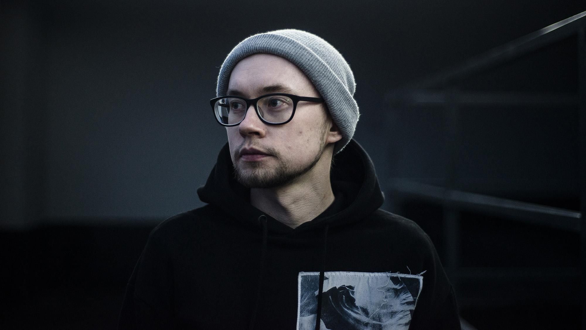 Украинский рэпер выпустил трогательную песню о защитниках Донецкого аэропорта Украинский рэпер выпустил трогательную песню о защитниках Донецкого аэропорта