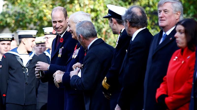 Я же мог опьянеть, – принц Уильям стал жертвой забавного розыгрыша на параде Я же мог опьянеть, – принц Уильям стал жертвой забавного розыгрыша на параде